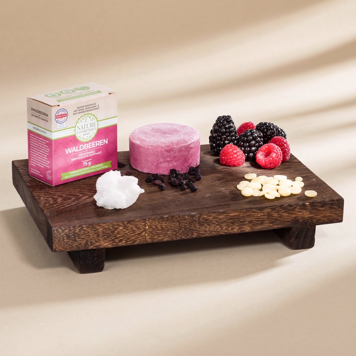 Nature Cosmétique Festes Shampoo Waldbeeren Hauptinhaltsstoffe auf Brett dargestellt