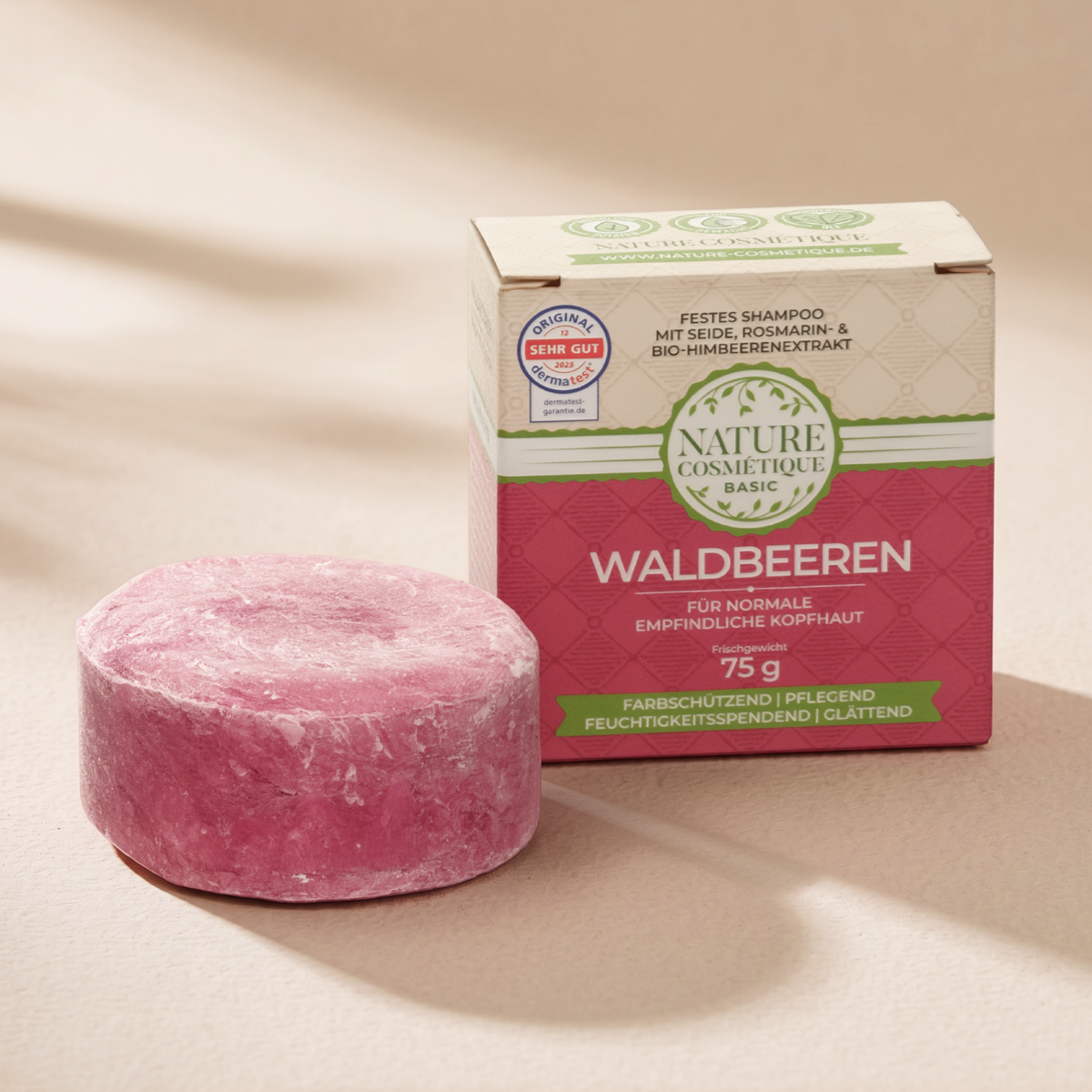 Nature Cosmétique Festes Shampoo Waldbeeren ohne und mit Verpackung
