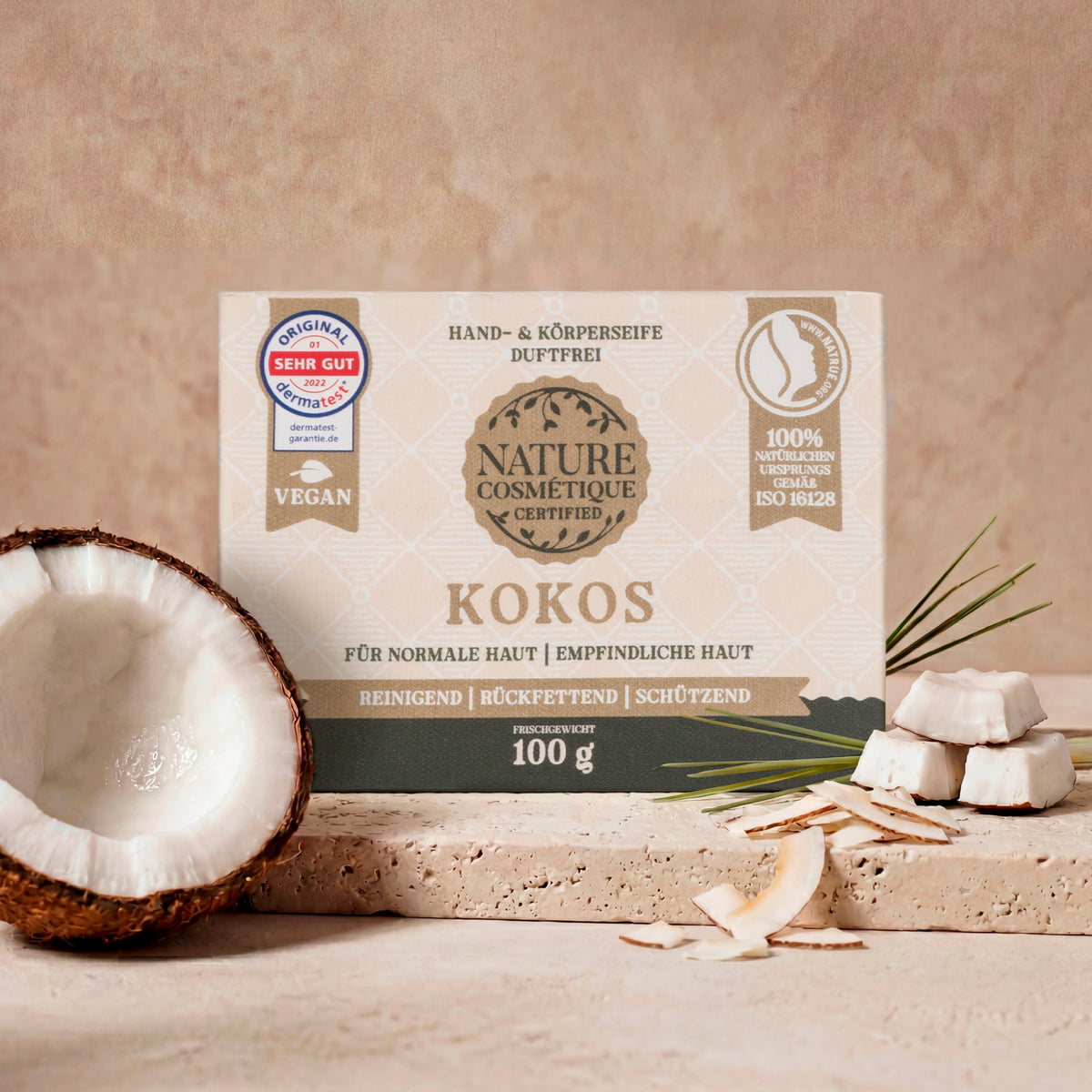 Nature Cosmétique Hand- und Körperseife Kokos mit halber Kokosnuss und Kokusstückchen