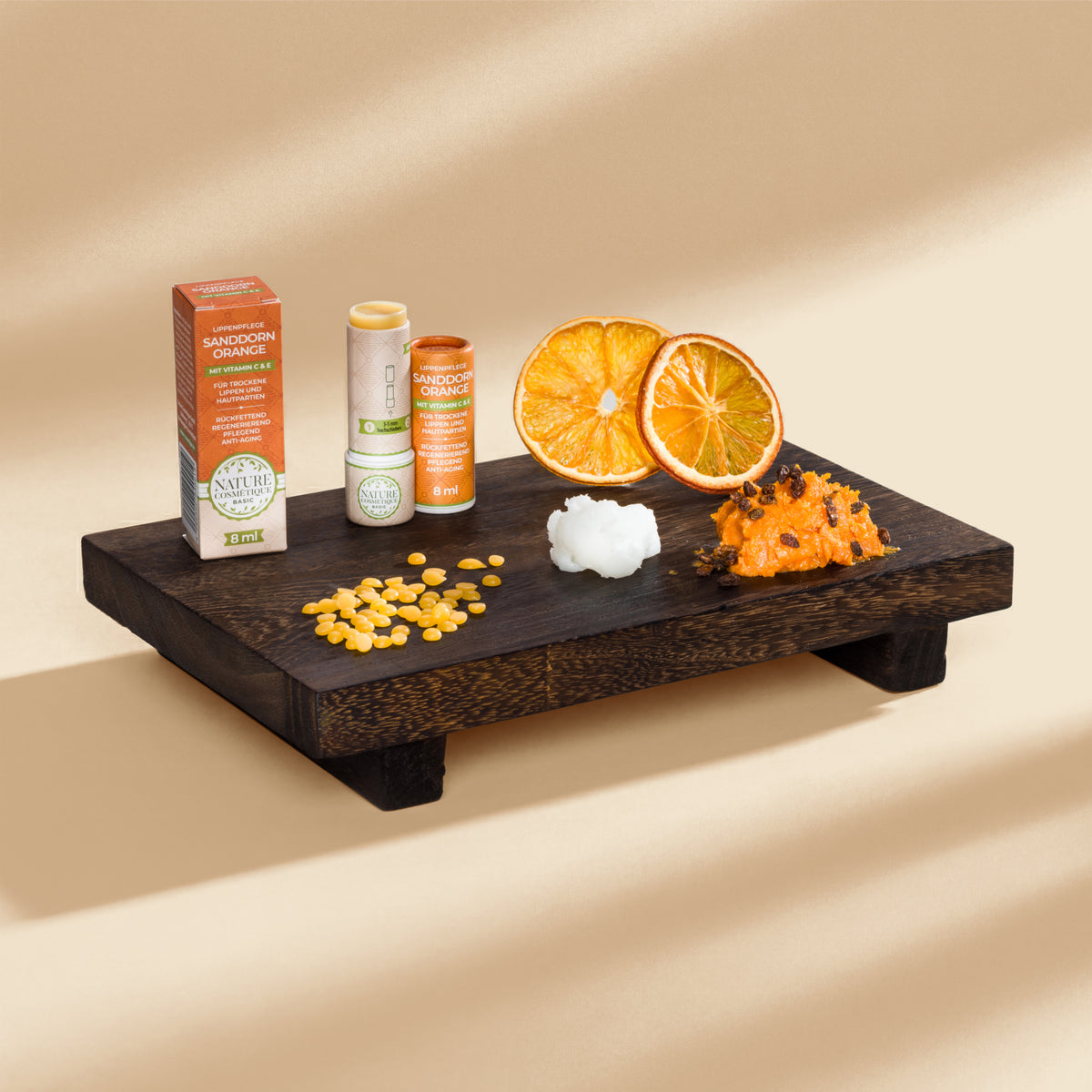 Nature Cosmétique Lippenpflege Sanddorn Orange Hauptinhaltsstoffe auf Brett dargestellt