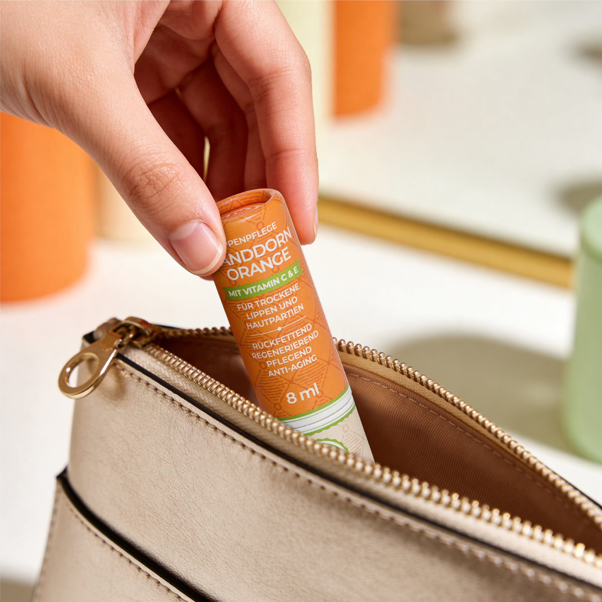 Nature Cosmétique Lippenpflege Sanddorn Orange in Tasche