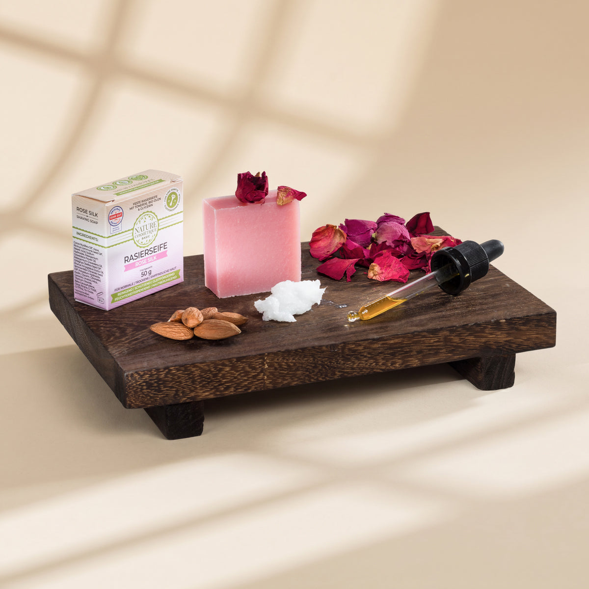 Nature Cosmétique Rasierseife Rose Silk Hauptinhaltsstoffe auf Brett dargestellt