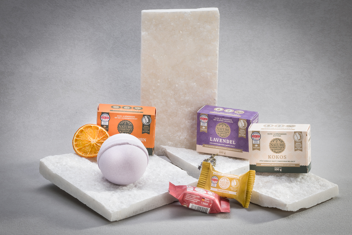 Nature Cosmétique verschiedene feste Naturkosmetik auf Steinplatten