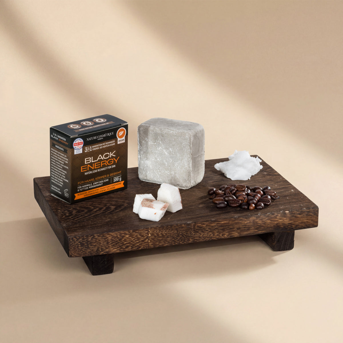 Nature Cosmétique 3 in 1 Waschstück Black Energy Hauptinhaltsstoffe auf Brett dargestellt