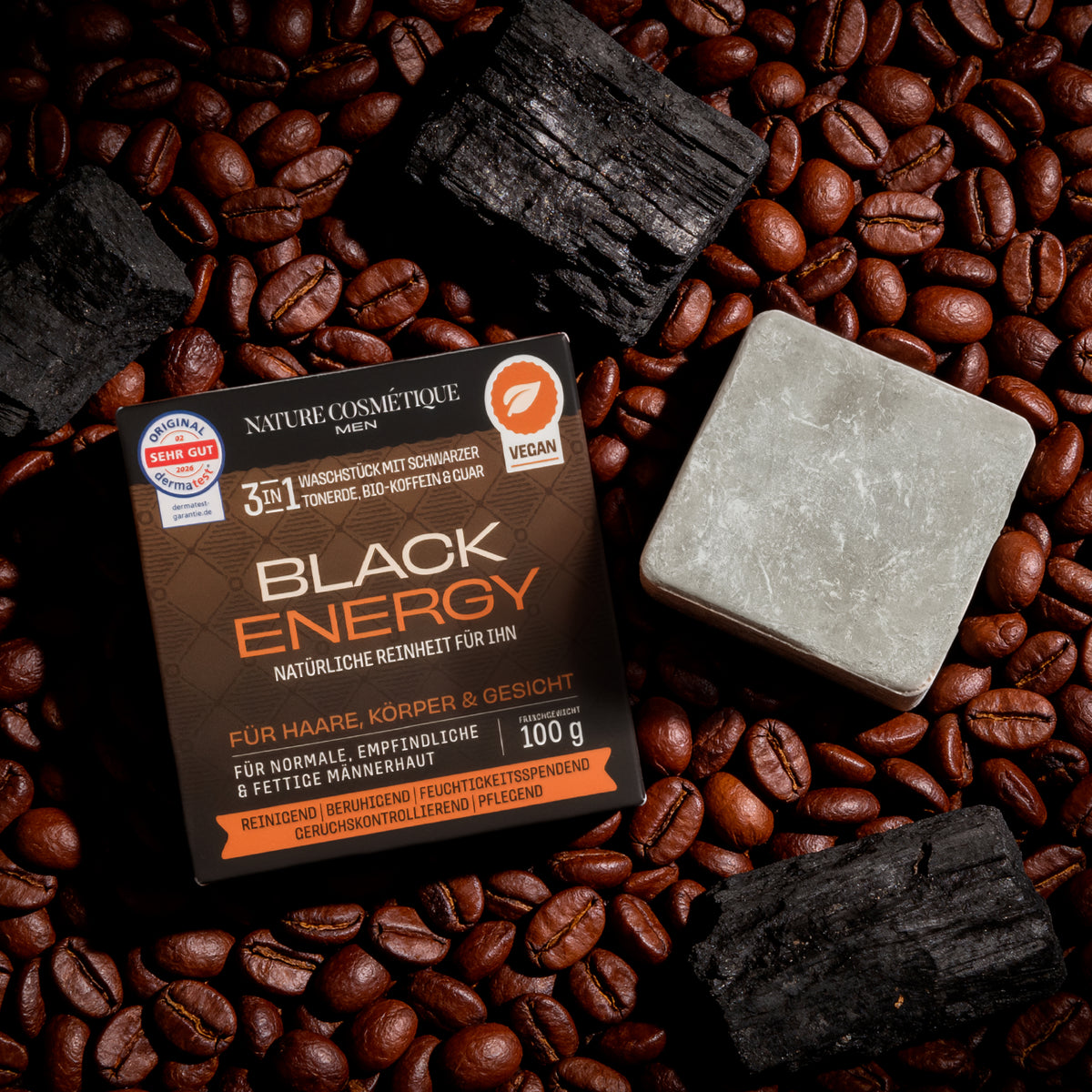 Nature Cosmétique 3 in 1 Waschstück Black Energy auf Holzkohle und Kaffeebohnen