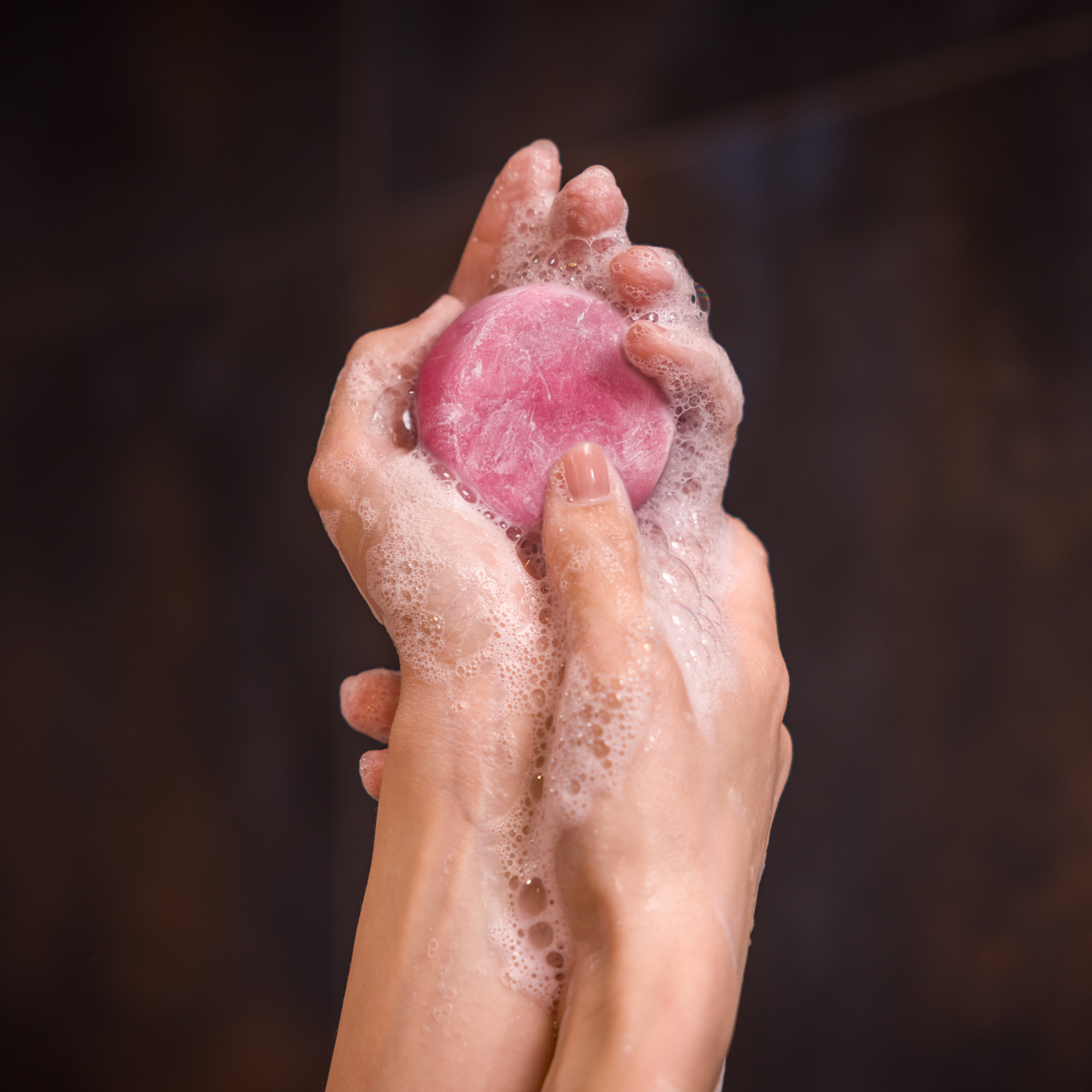 Nature Cosmétique Festes Shampoo Waldbeeren in eingeseiften Händen