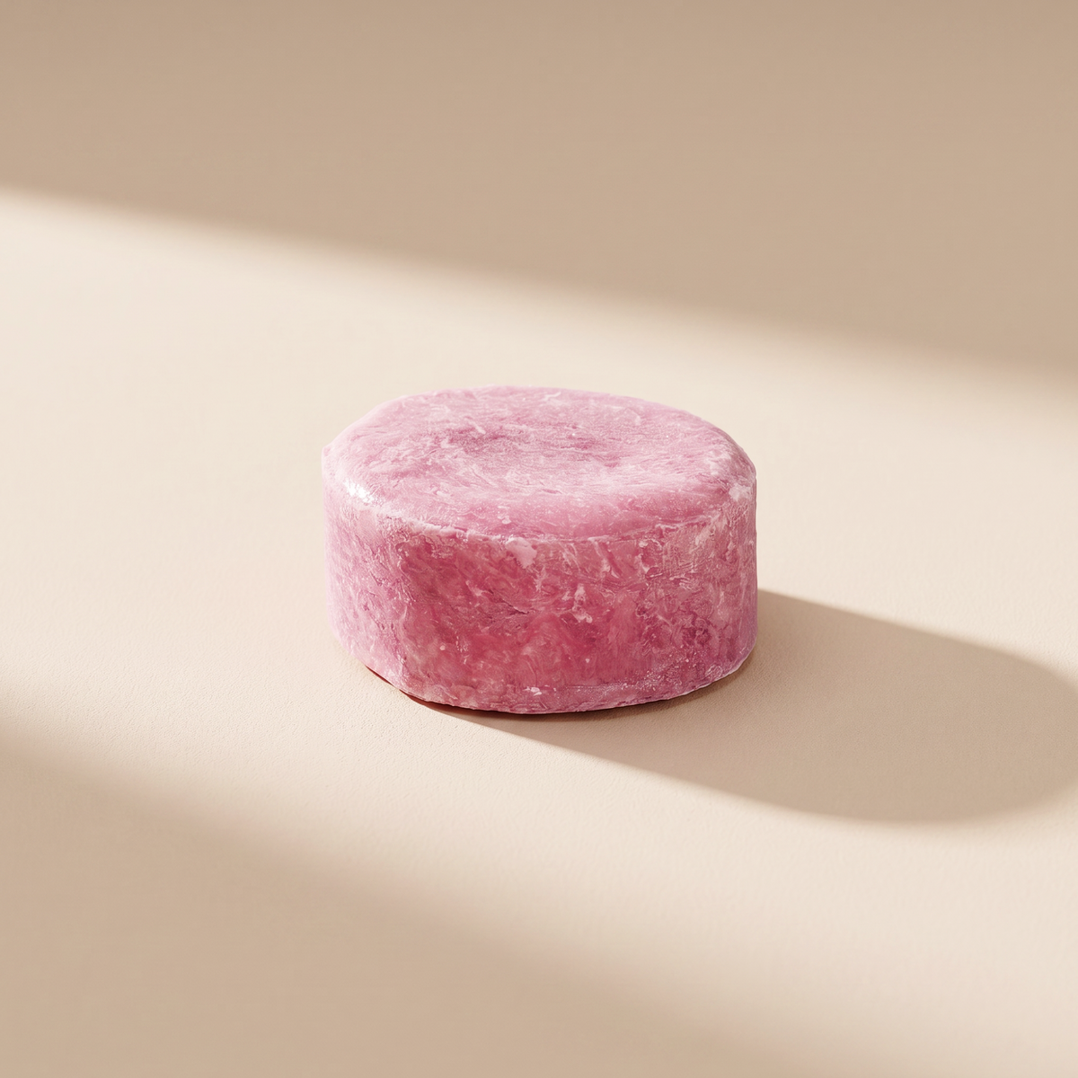 Nature Cosmétique Festes Shampoo Waldbeeren ohne Verpackung