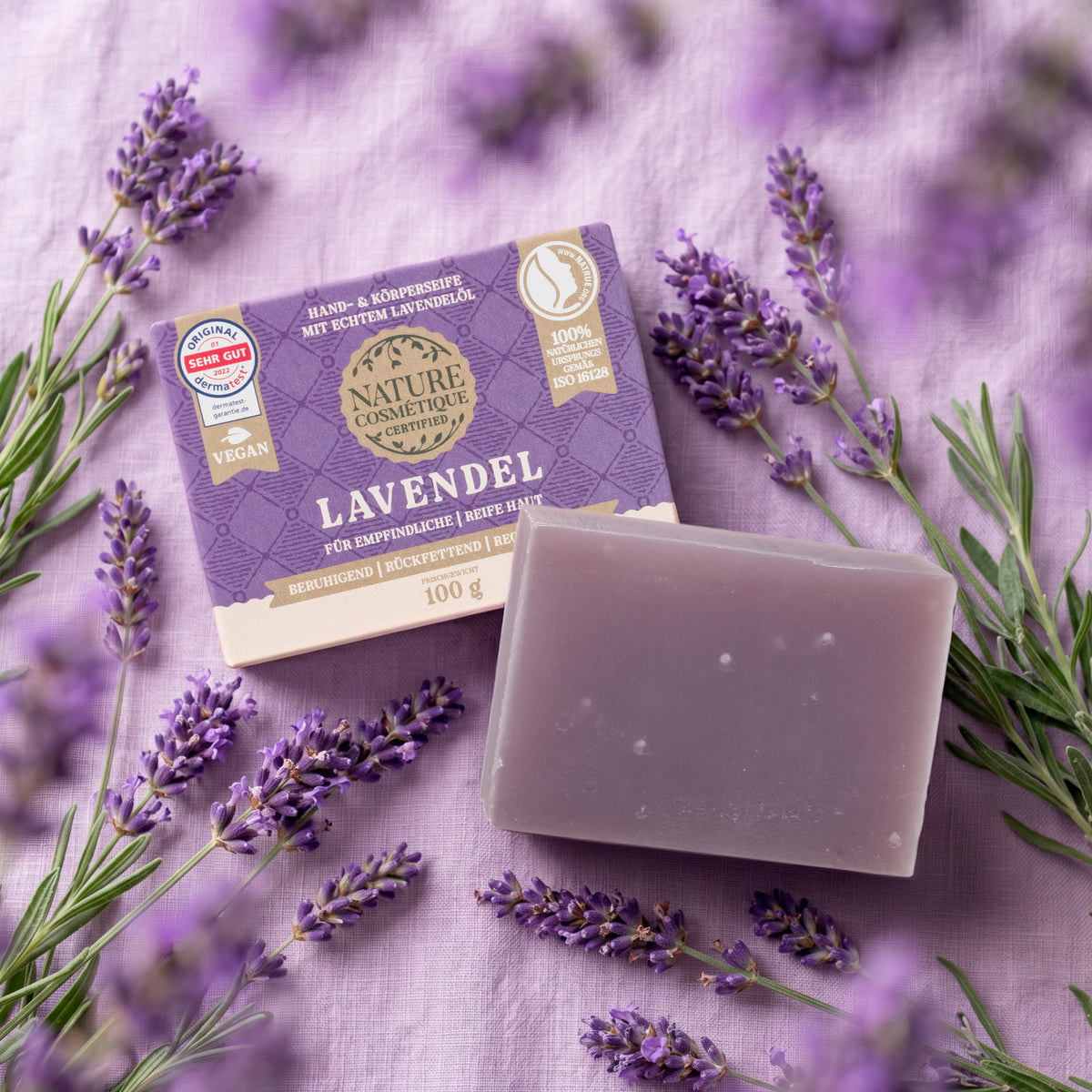 Nature Cosmétique Hand- und Körperseife Lavendel mit Lavendel ohne und mit Verpackung