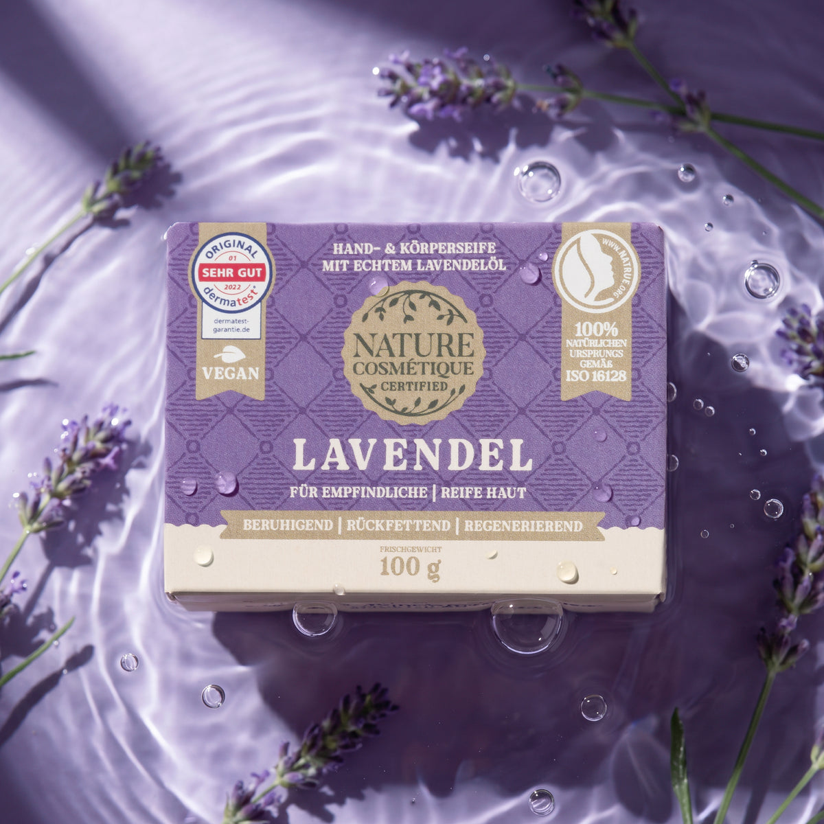 Nature Cosmétique Hand- und Körperseife Lavendel mit Lavendel in Wasser