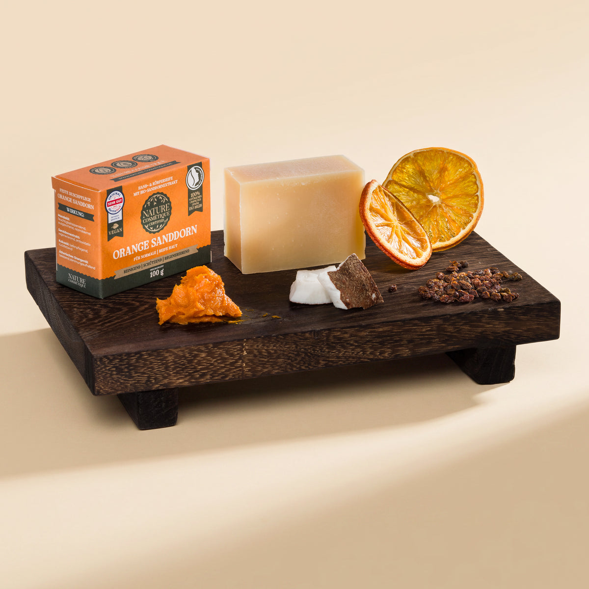 Nature Cosmétique Hand- und Körperseife Orange Sanddorn Hauptinhaltsstoffe auf Brett dargestellt