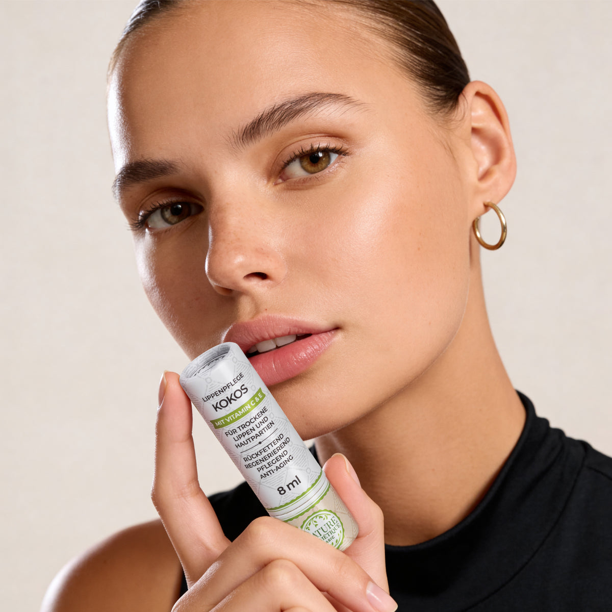 Nature Cosmétique Lippenpflege Kokos Frau mit Gesicht