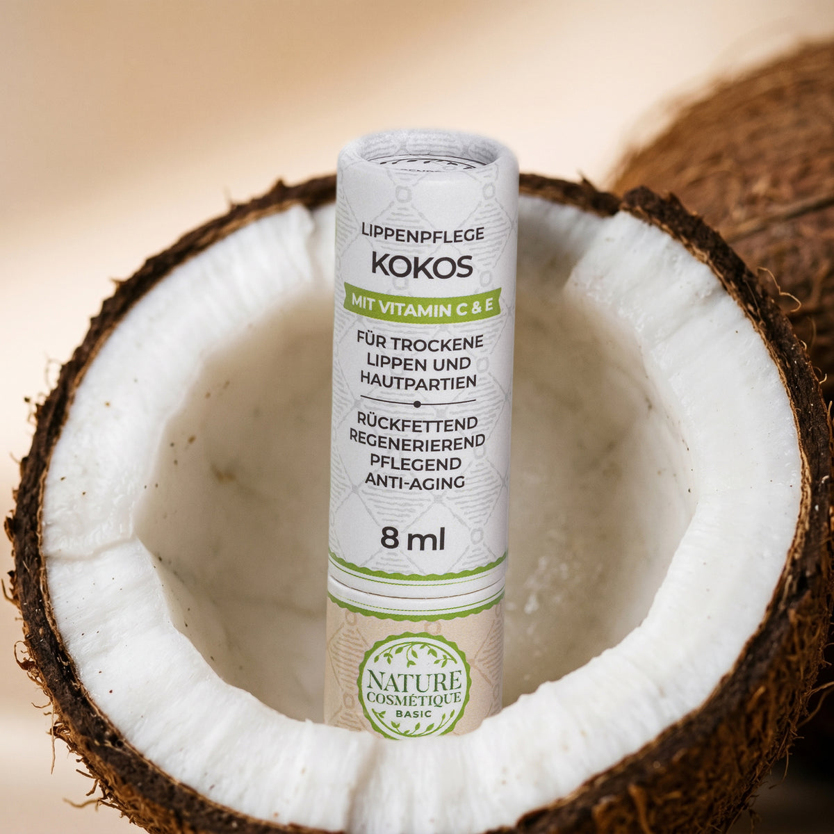 Nature Cosmétique Lippenpflege Kokos in halber Kokosnuss