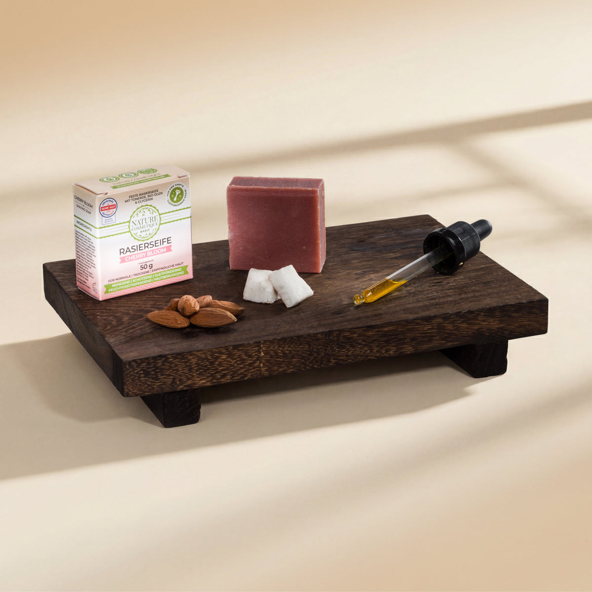 Nature Cosmétique Rasierseife Cherry Bloom Hauptinhaltsstoffe auf Brett dargestellt