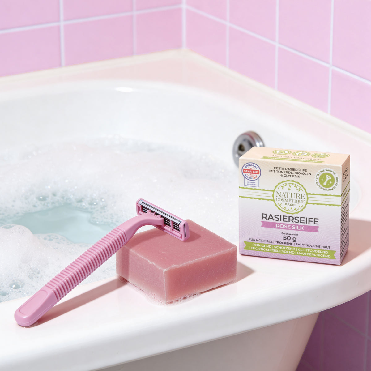 Nature Cosmétique Rasierseife Rose Silk ohne und mit Verpackung auf Badewanne