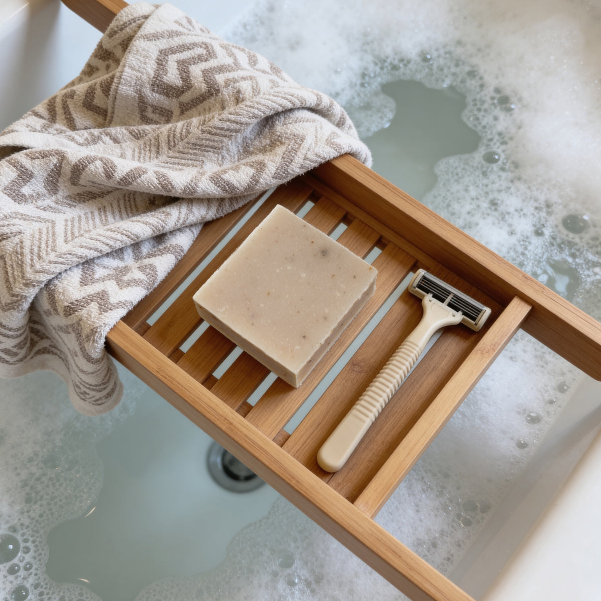 Nature Cosmétique Rasierseife Tonka Cloud in Badewanne auf Seifenhalter