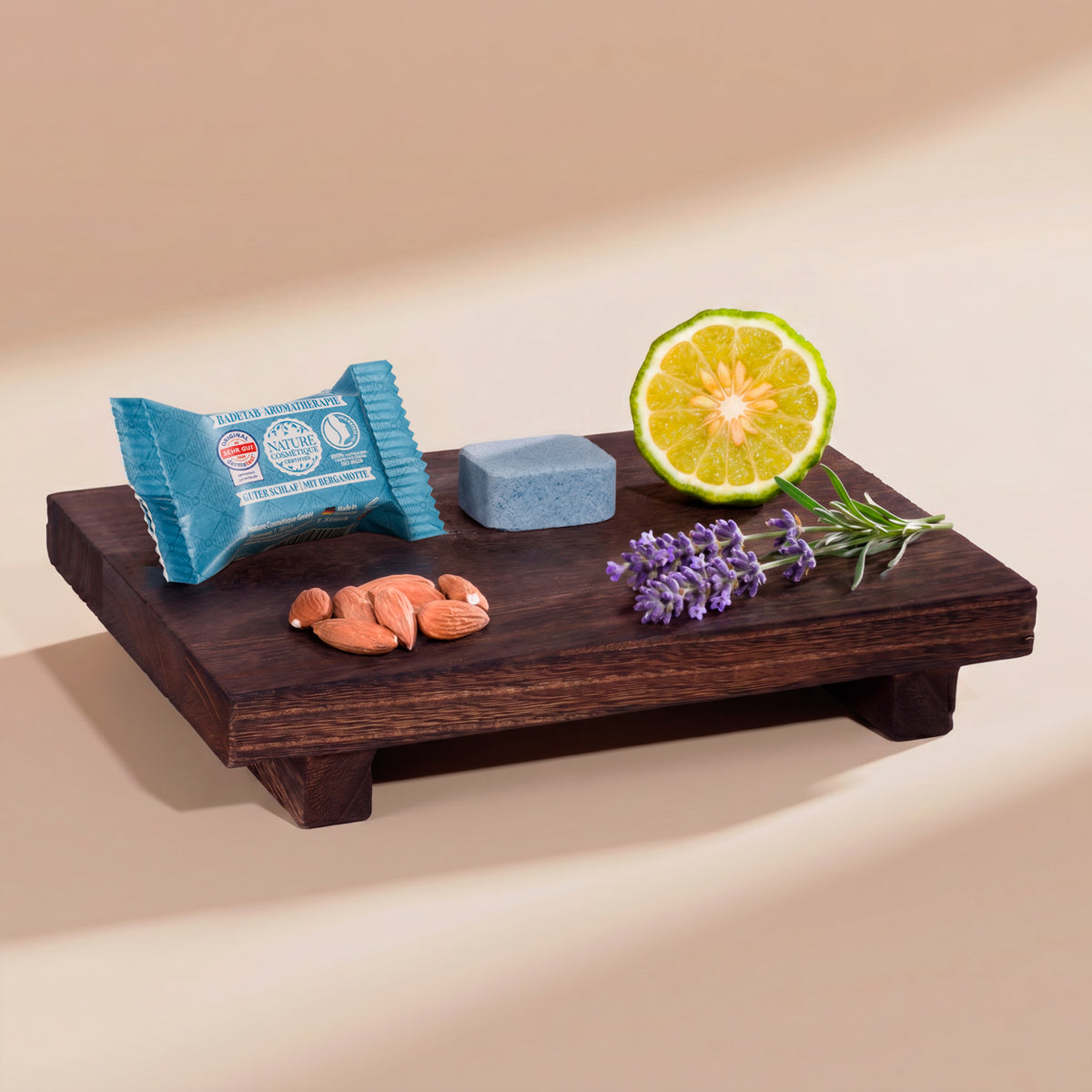 Nature Cosmétique Aromatherapie Guter Schlaf Badetab Hauptinhaltsstoffe auf Brett dargestellt